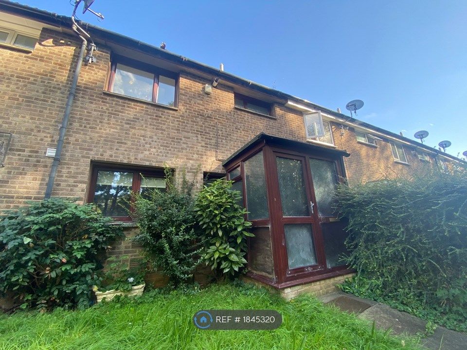 3 bed terraced house to rent in Maidencastle, Northampton NN3, £1,100
