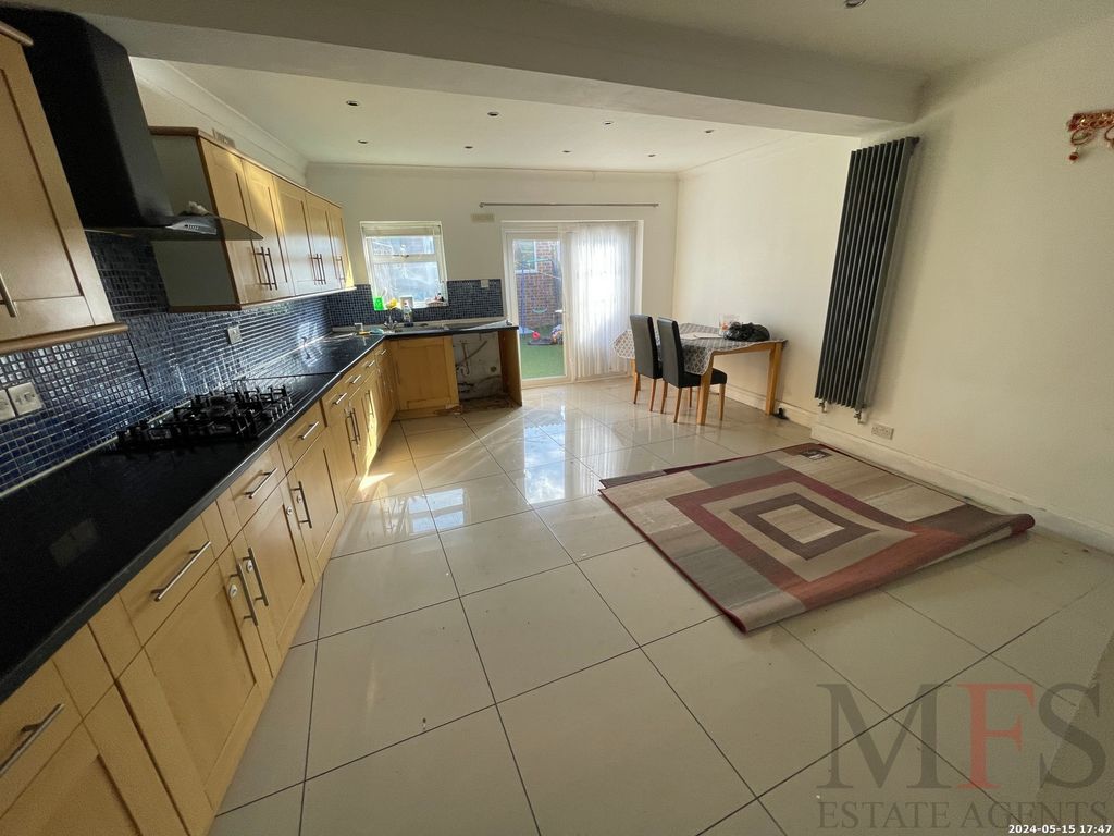 3 bed terraced house to rent in Kingsbridge Crescent, Southall UB1, £