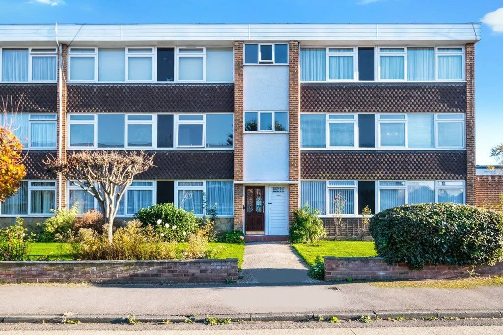 2 bed flat to rent in Barton Meadows, Barkingside IG6, £1,950 pcm Zoopla