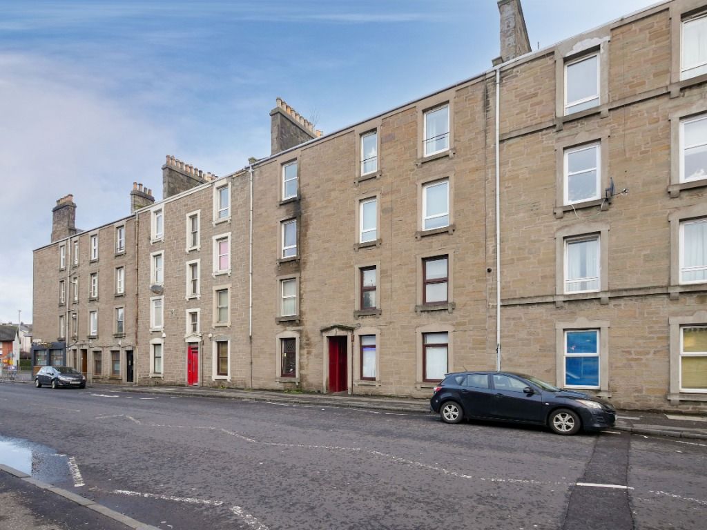 2 bed flat to rent in Strathmartine Road, Coldside, Dundee DD3, £680