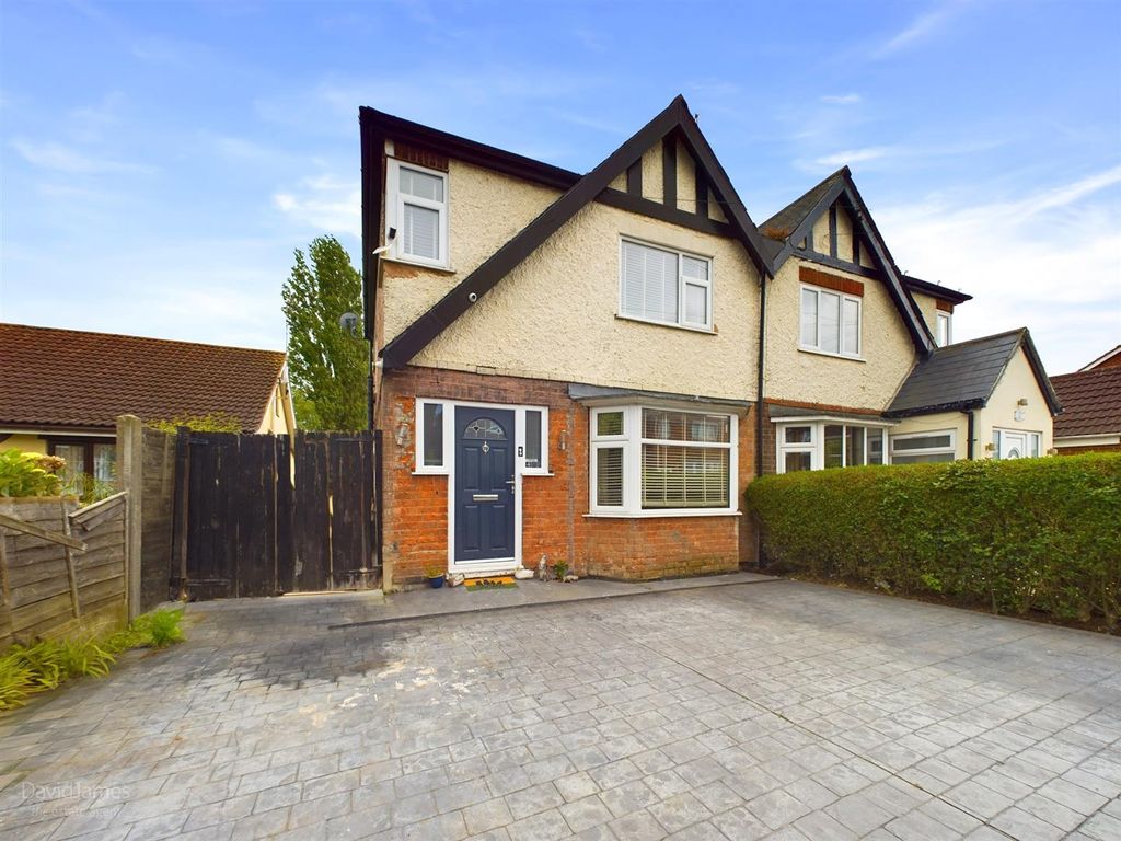 3 bed semidetached house for sale in Freda Avenue, Gedling, Nottingham
