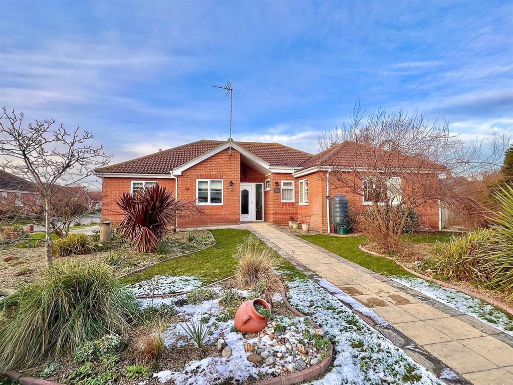 4 bed detached bungalow for sale in Sandpiper Court, WintertonOnSea
