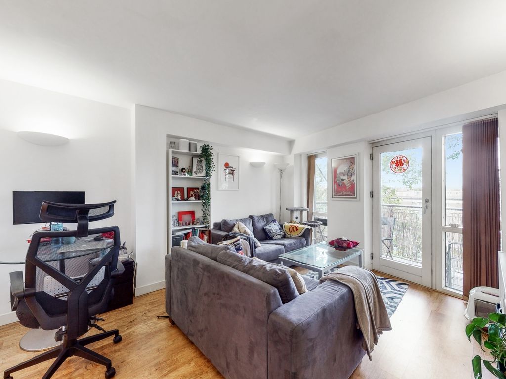 2 bed flat to rent in Braybrooke House, Stepney Way, Stepney Green E1