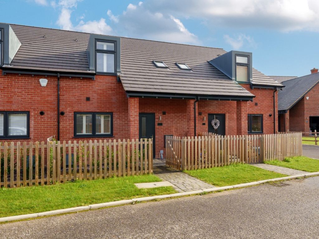 3 bed town house for sale in The Green Cheapside, Watham, Waltham