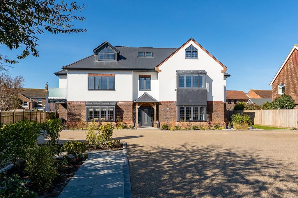 2 bed flat to rent in Woodlands Avenue, Rustington, Littlehampton BN16