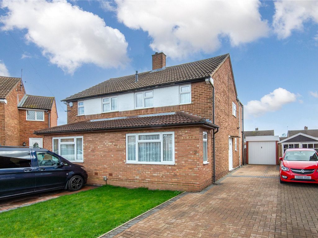 3 bed semidetached house for sale in Newnham Close, Luton