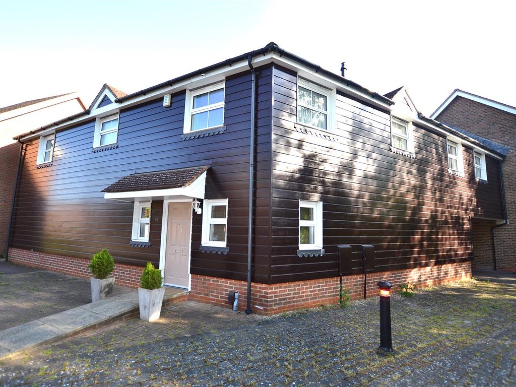 2 bed detached house for sale in Falconer Road, Fleet GU51, £399,950