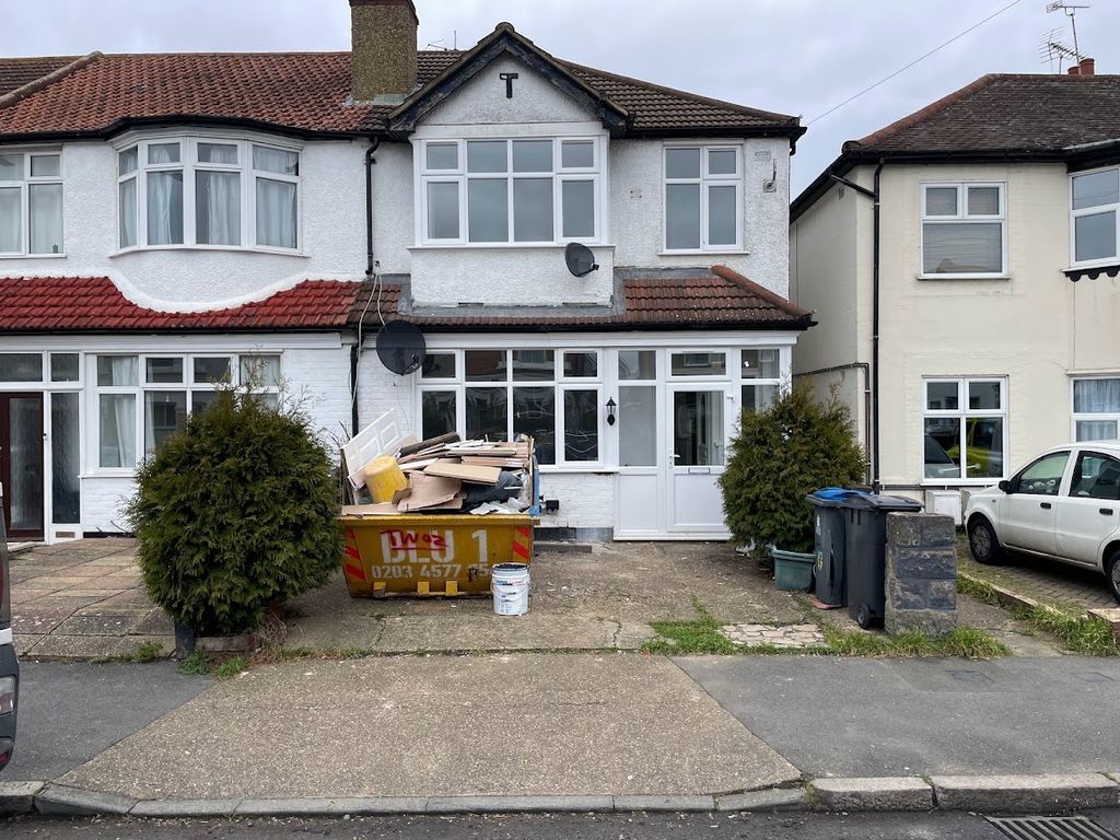 3 bed semidetached house to rent in Thornhill Road, Tolworth, Surbiton