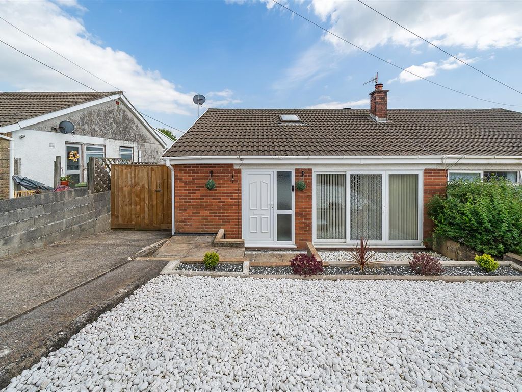 2 bed semidetached bungalow for sale in Oaklands, Felinfoel, Llanelli