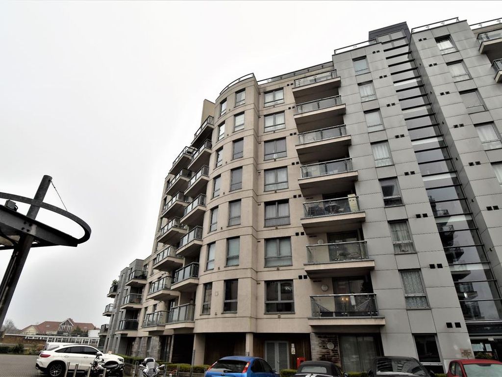 2 bed flat to rent in Index Apartments, Mercury Gardens, Romford RM1