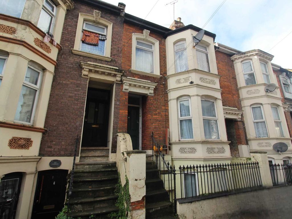 2 bed flat for sale in Napier Road, Luton LU1, £170,000 Zoopla