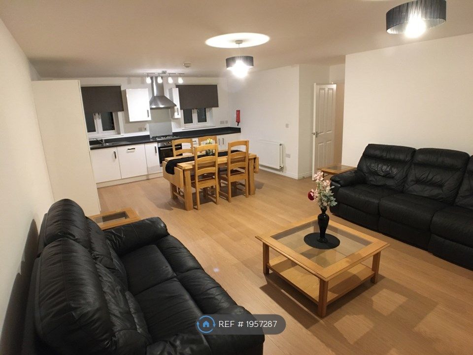 3 bed flat to rent in Bonaire Grange, Bletchley, Milton Keynes MK3, £