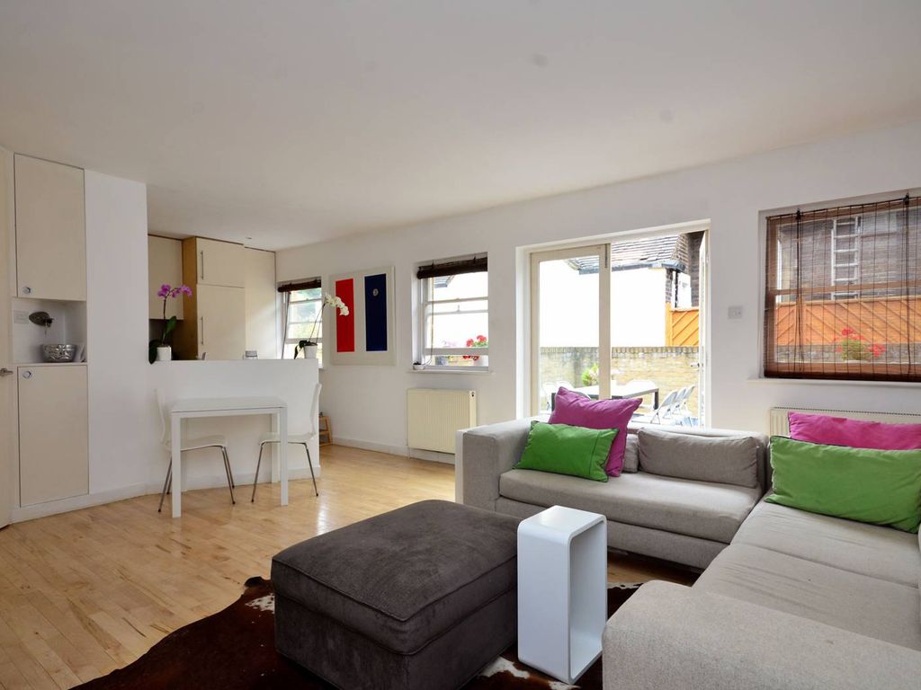 2 bed flat to rent in Bedford Road, Clapham North, London SW4, £2,500