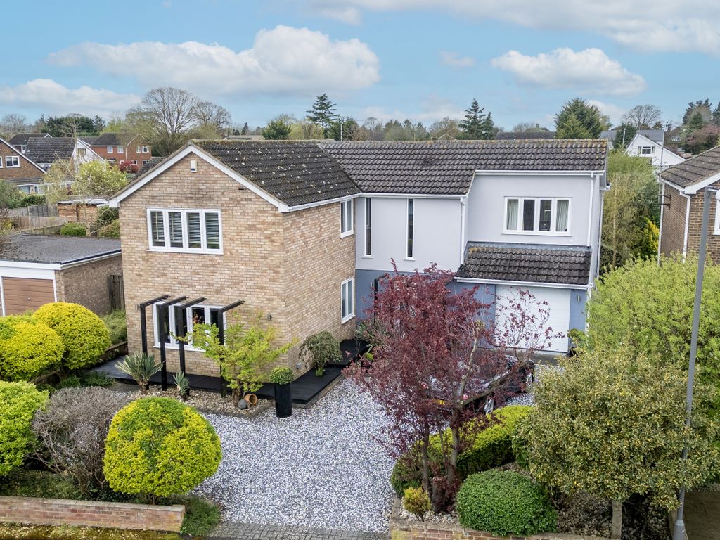 4 bed detached house for sale in Langdon Avenue, Aylesbury HP21, £