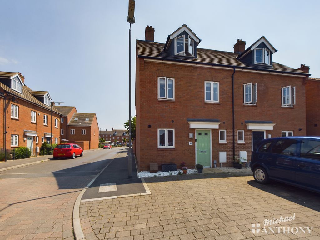 3 bed end terrace house for sale in Chappell Close, Aylesbury HP19, £