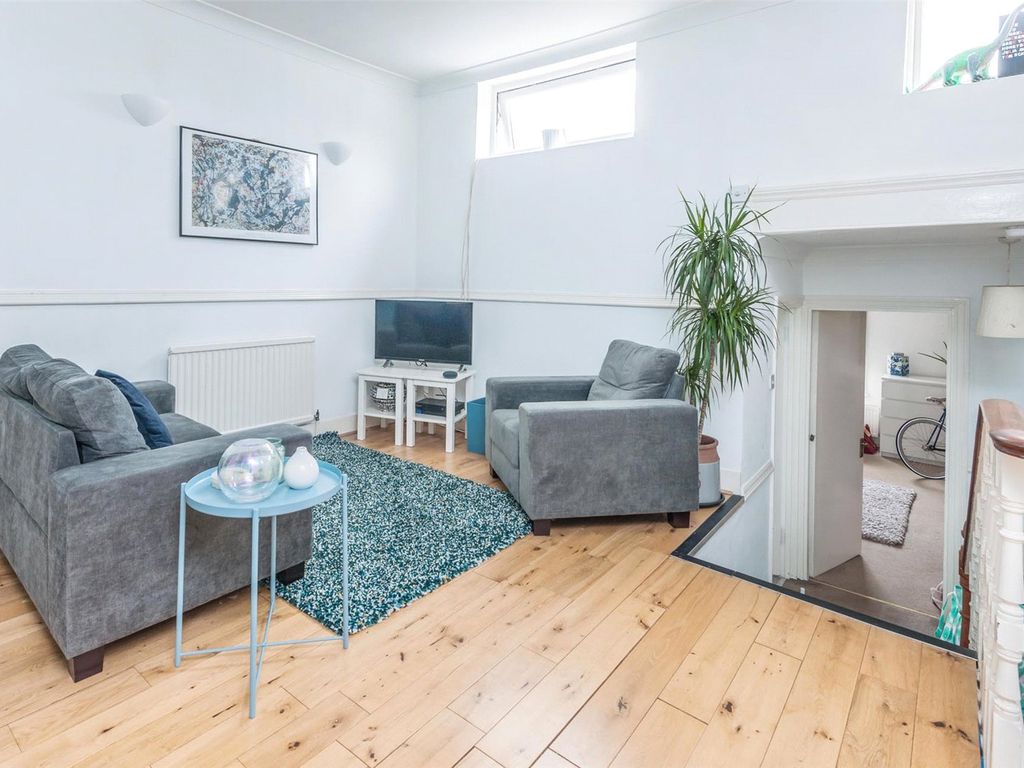 3 bed flat to rent in Clapham Road, London SW9, £3,000 pcm Zoopla