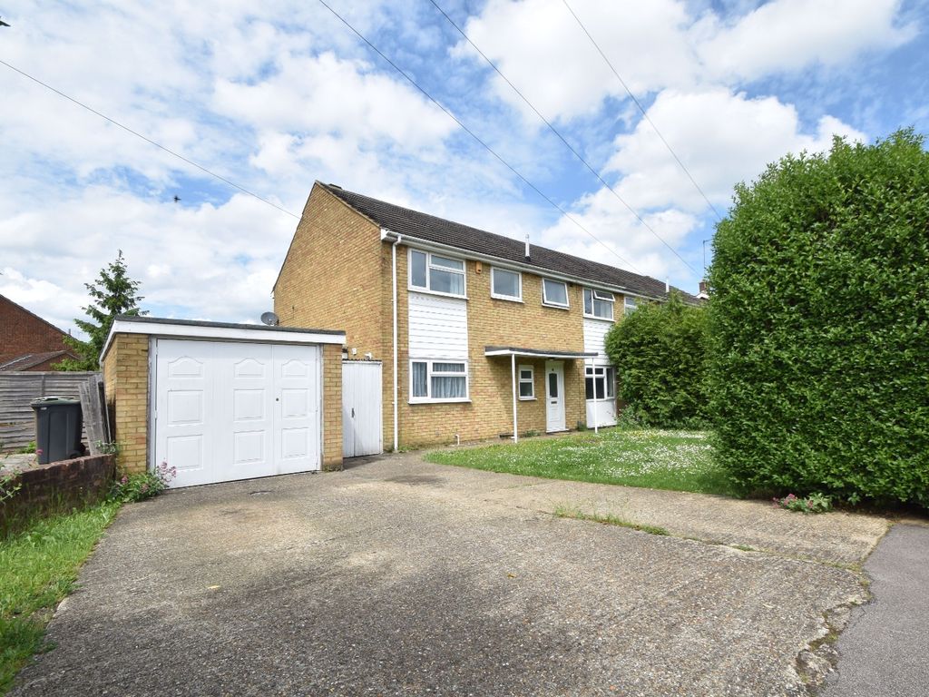 4 bed semidetached house for sale in Blaydon Road, Luton LU2, £430,000