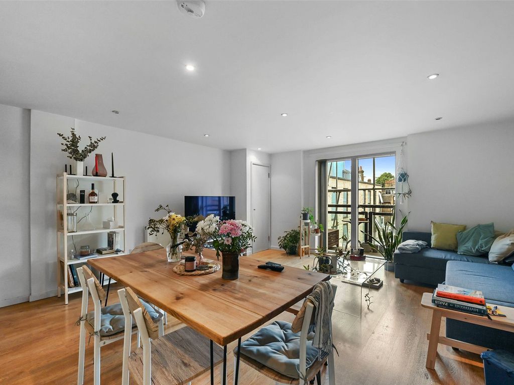 2 bed flat to rent in 2529 Shore Road, Hackney, London E9, £2,500 pcm