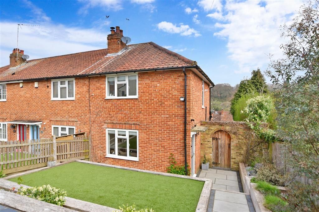 2 bed end terrace house for sale in Beechen Lane, Lower Kingswood