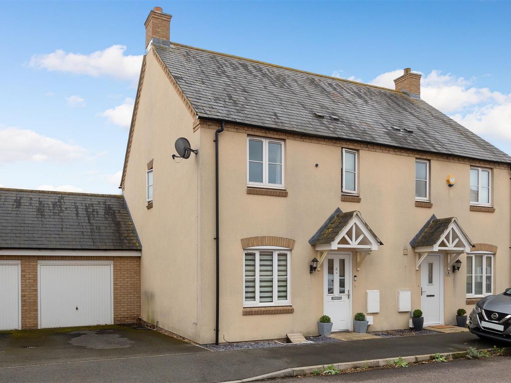 3 bed semidetached house for sale in Marigold Way, Stotfold, Hitchin