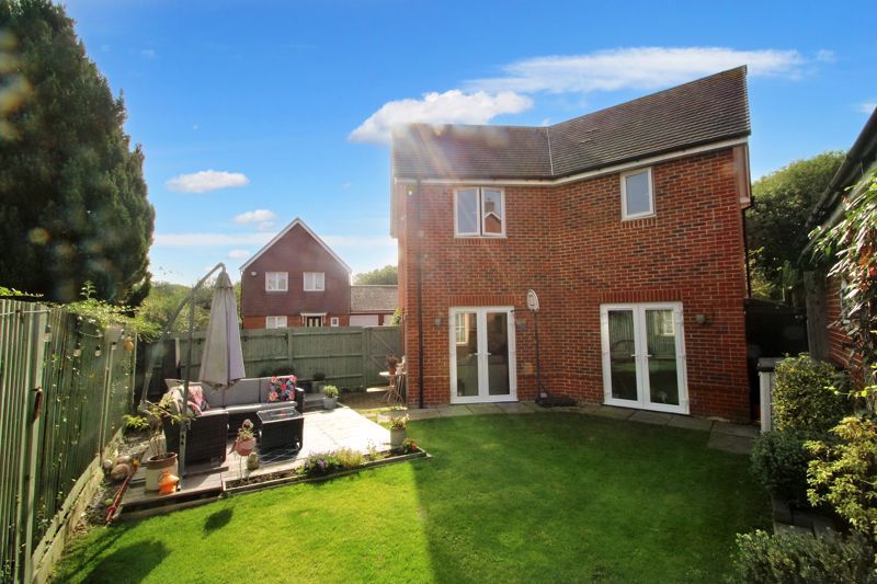 3 bed detached house for sale in Kingswood Park, High HP13, £