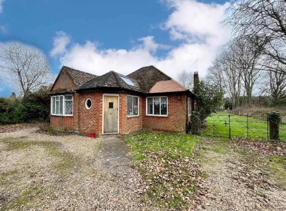 2 bed bungalow to rent in Ash Green Road, Ash Green, Aldershot GU12, £