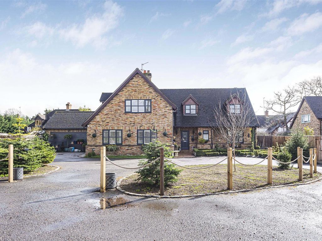 4 bed detached house for sale in Burghfield Bridge, Burghfield, Reading