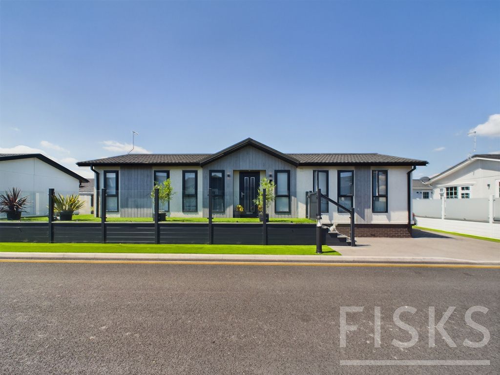 2 bed mobile/park home for sale in Shore Drive, Canvey Island SS8, £