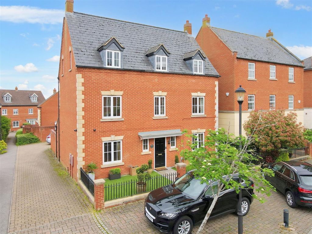 5 bed detached house for sale in Saltwood Avenue, Kingsmead, Milton