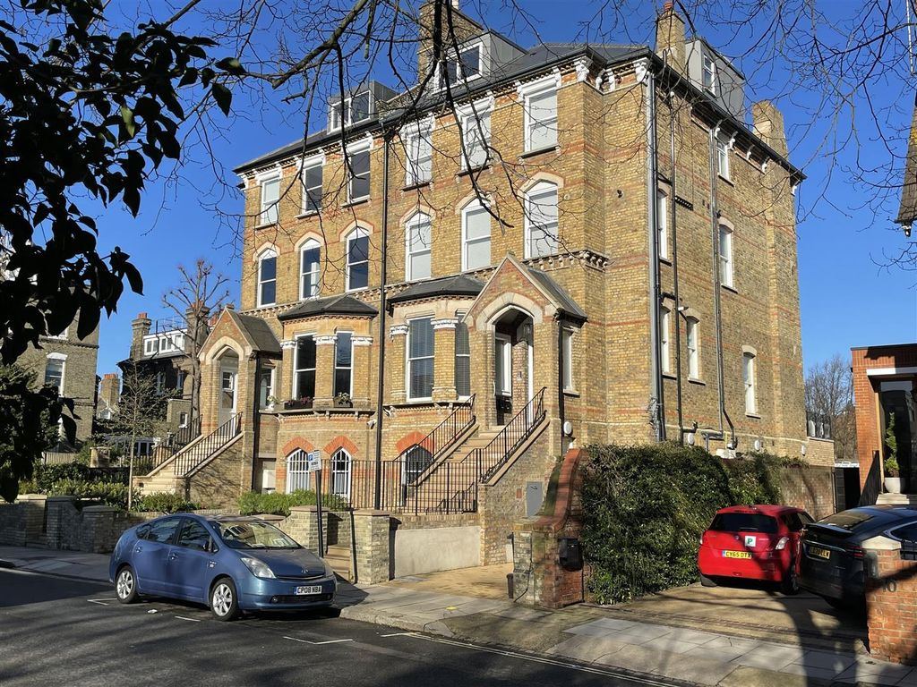 3 bed flat to rent in Prince Arthur Road, Hampstead Village NW3, £6,500