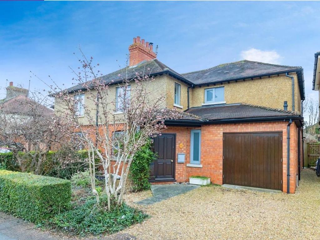 5 bed semidetached house for sale in Bradwell Road, Loughton, Milton