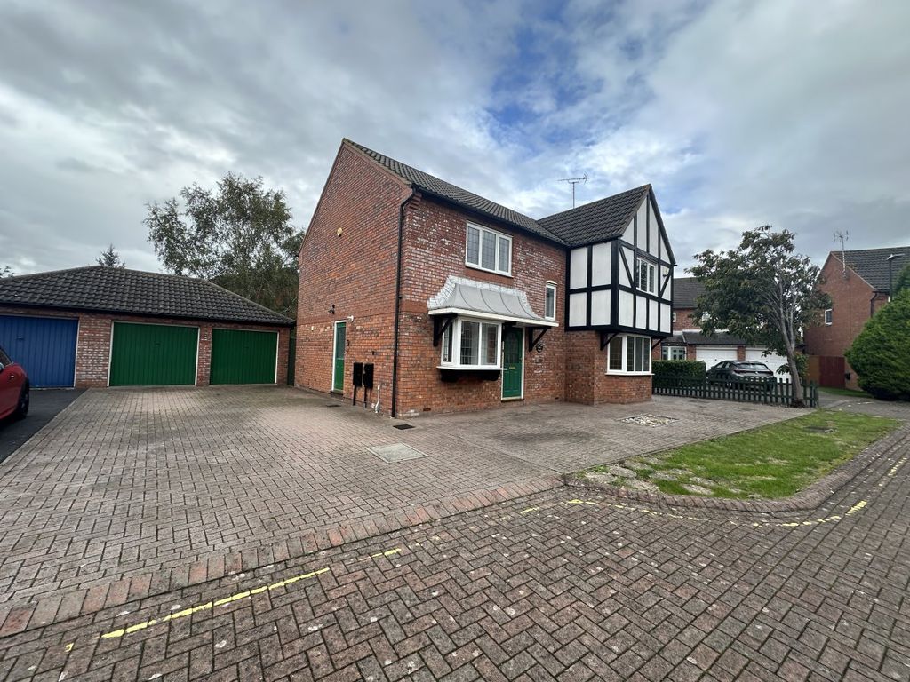 4 bed detached house to rent in Cadbury Close, Hucclecote, Gloucester GL3, £1,400 pcm Zoopla