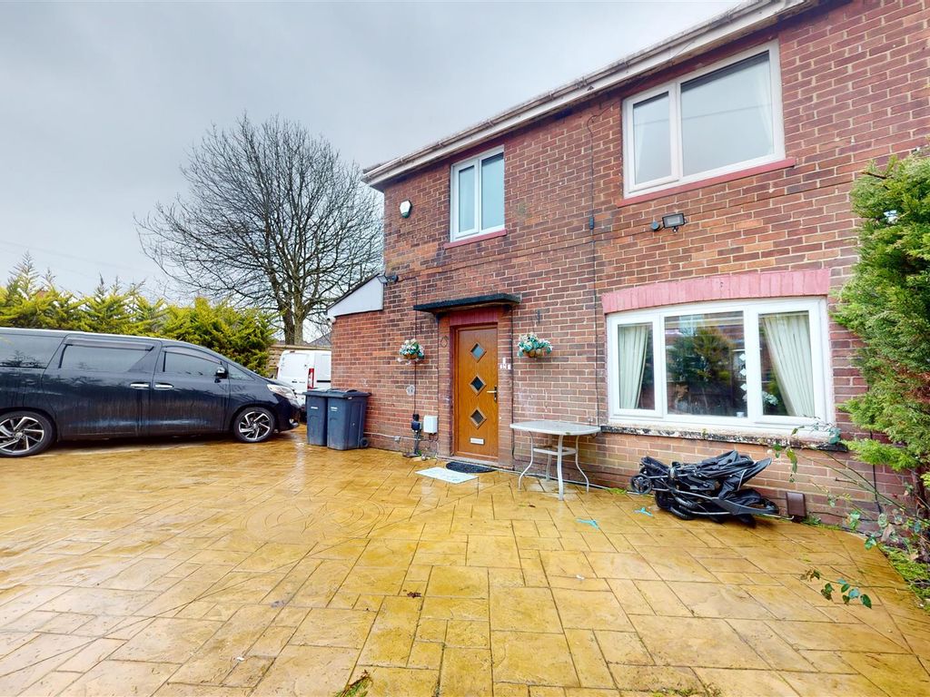 4 bed semidetached house for sale in Collingham Avenue, Bradford BD6