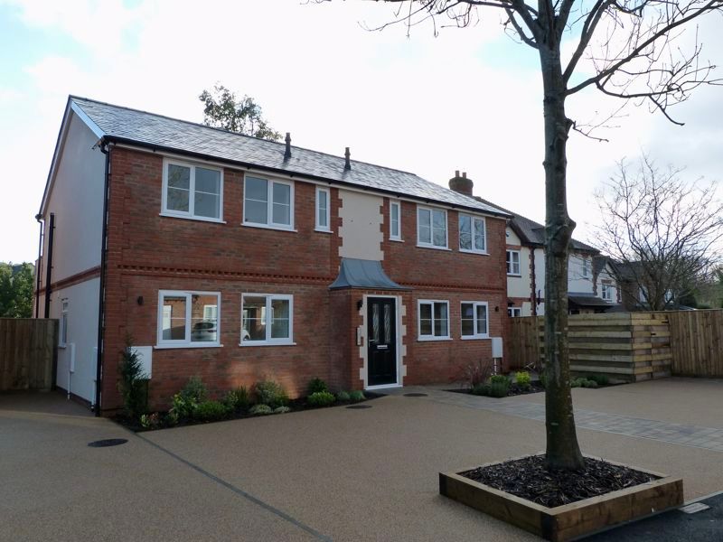 1 bed flat to rent in Bakers Orchard, Wooburn Green HP10 Zoopla