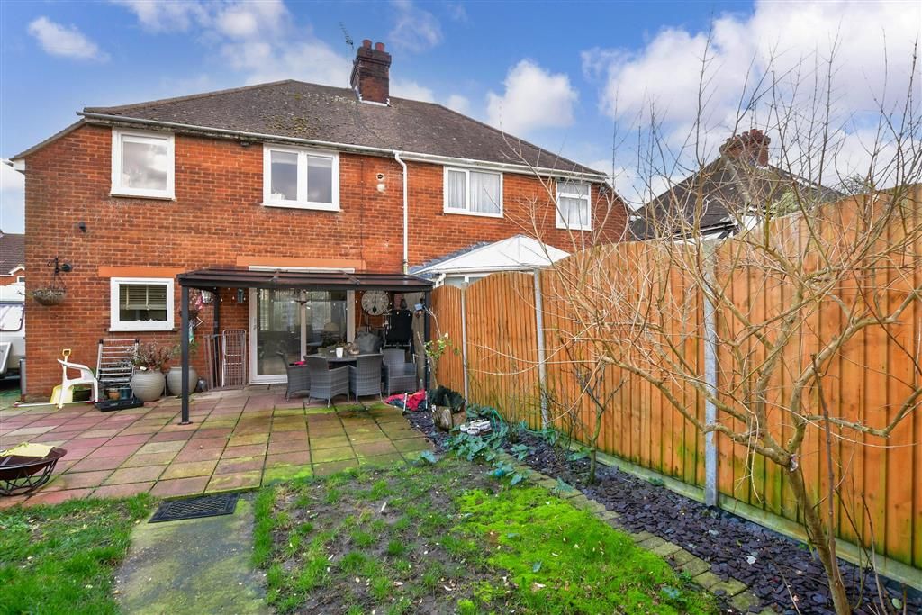 3 bed semidetached house for sale in Hawthorn Road, Sittingbourne