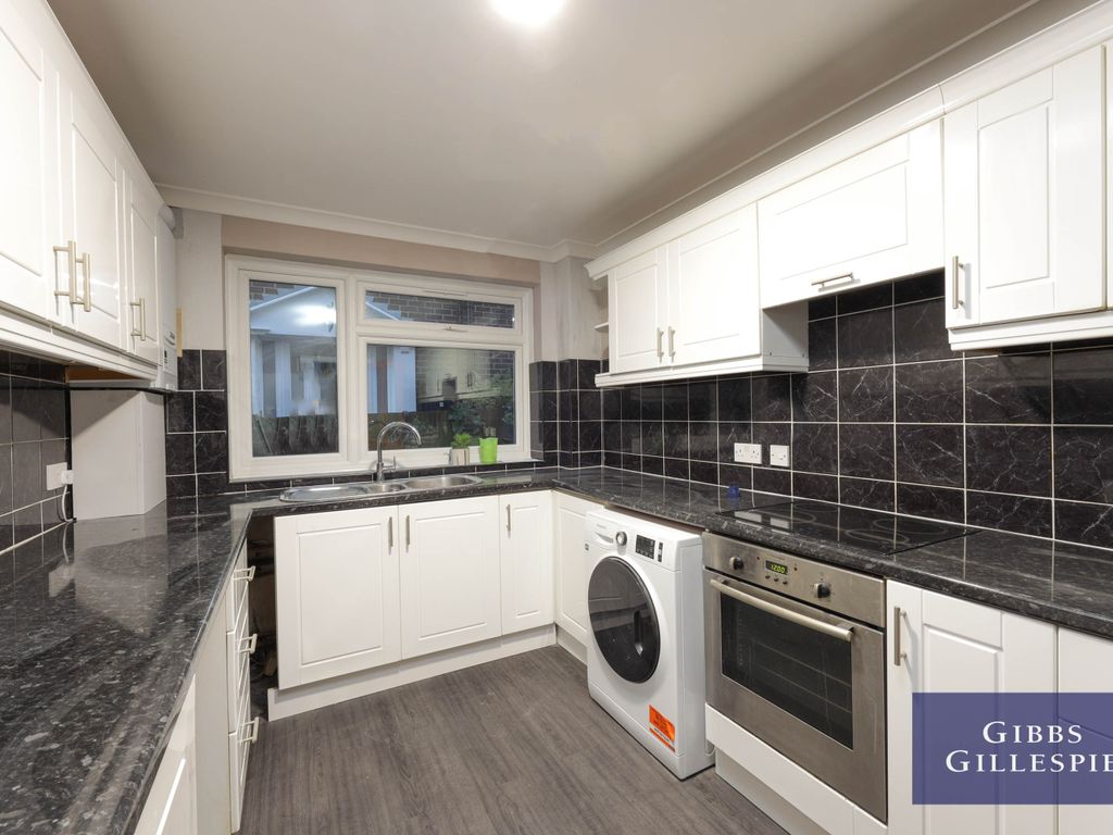 2 bed flat to rent in The Avenue, Hatch End, Pinner HA5, £1,700 pcm