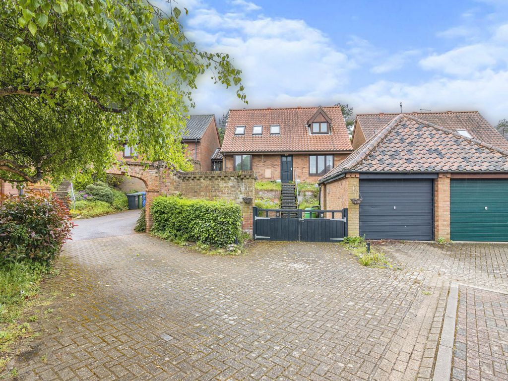 3 bed detached house for sale in Hillside Court, Bungay, Suffolk NR35