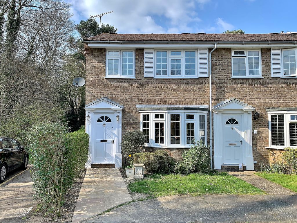 3 bed end terrace house to rent in Broomhall Lane, Horsell, Woking