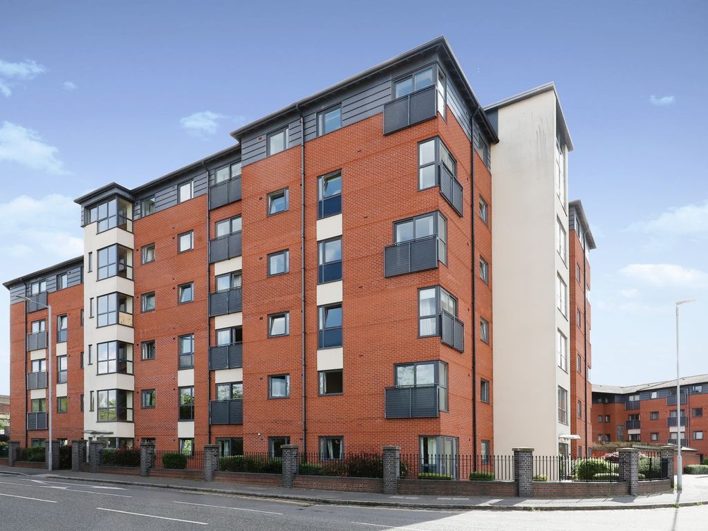 2 bed flat for sale in Broad Gauge Way, Wolverhampton, West Midlands
