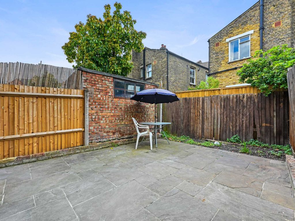 2 bed flat to rent in Townmead Road, Sands End, Fulham SW6, £2,295 pcm