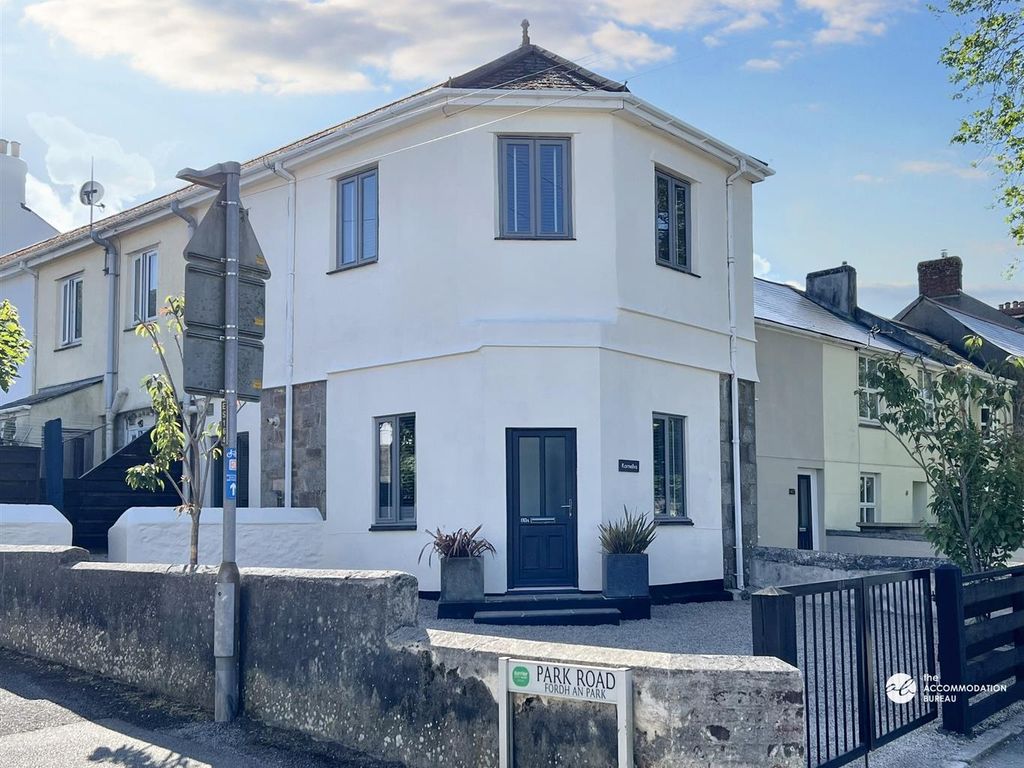 2 bed terraced house to rent in Albany Road, Redruth TR15, £895 pcm