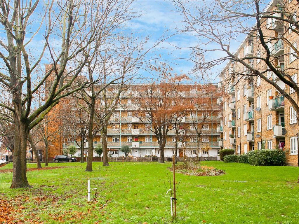 3 bed flat for sale in Sidney House, Old Ford Road, London E2, £450,000