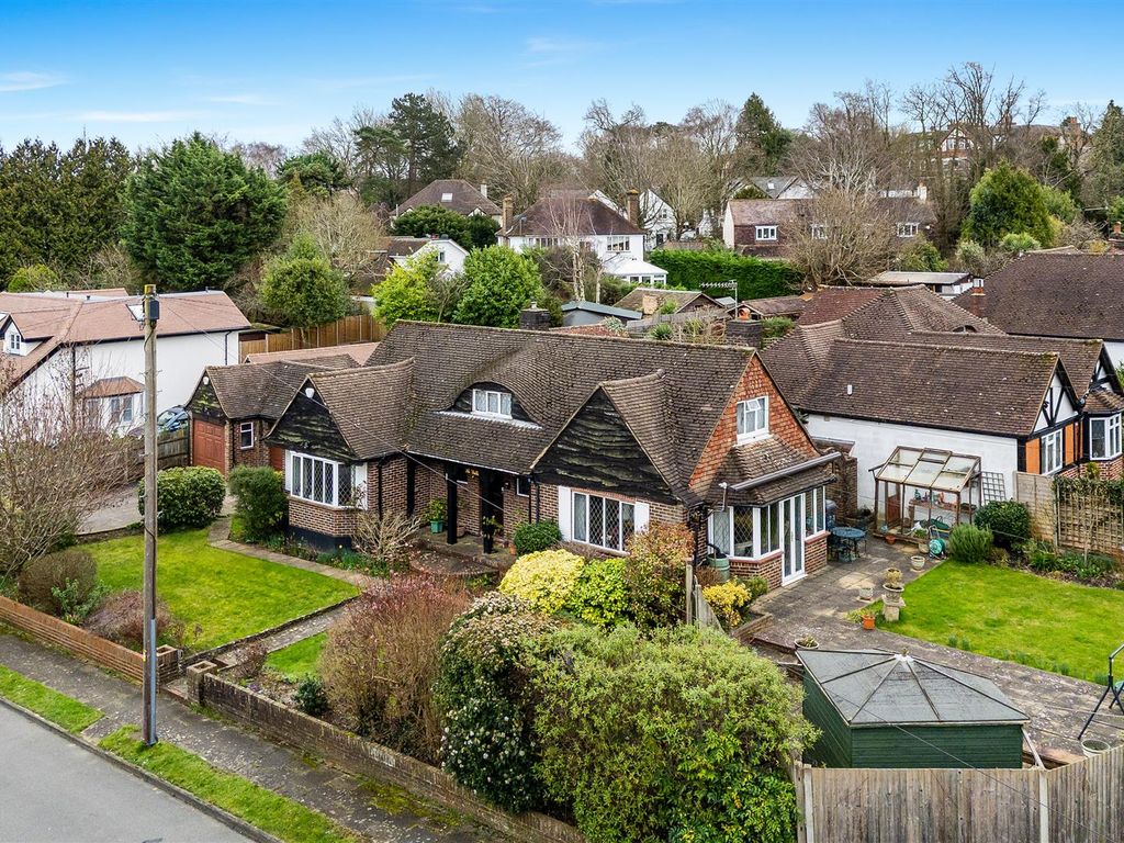 3 bed detached bungalow for sale in Heath Close, Banstead SM7, £950,000