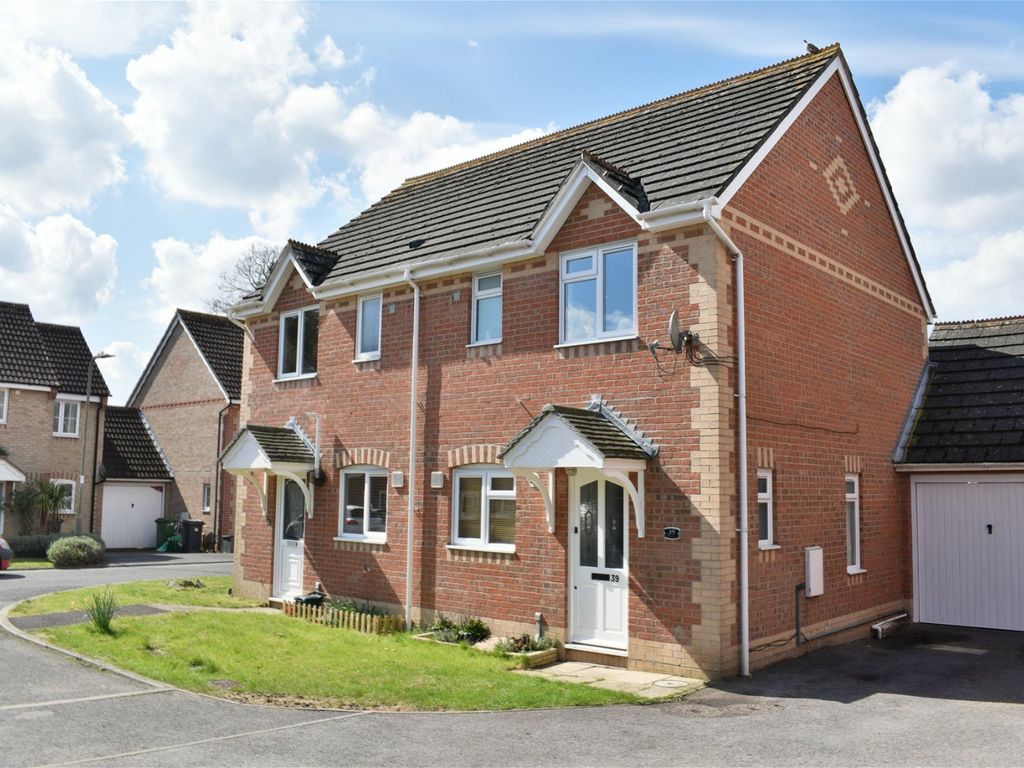 2 bed semidetached house for sale in Meadowsweet Close, Thatcham RG18