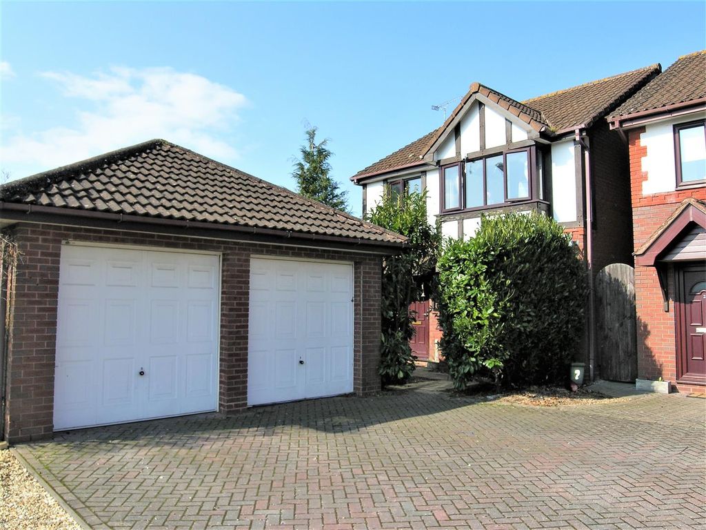 3 bed detached house to rent in Alexandra Gardens, Knaphill, Woking