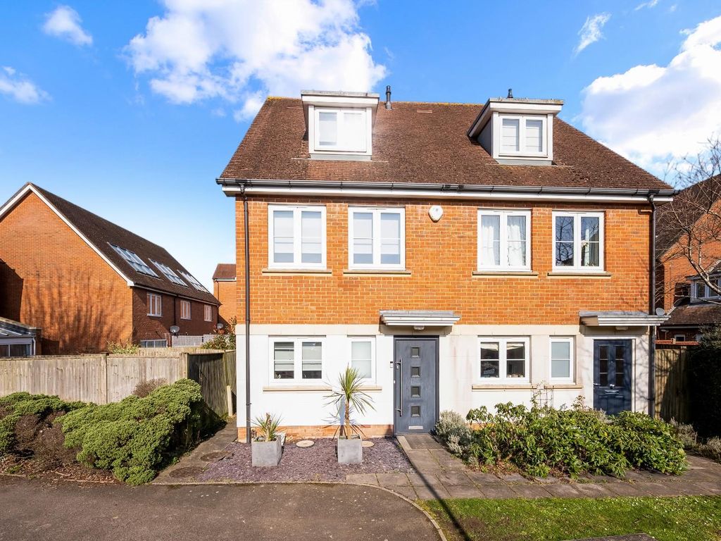 3 bed semidetached house for sale in Egan Close, Kenley CR8, £525,000