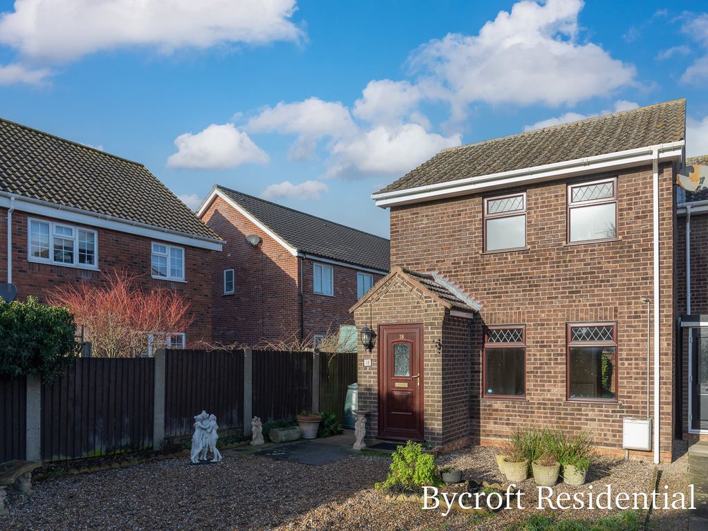 2 bed semidetached house for sale in The Laurels, Hopton, Great