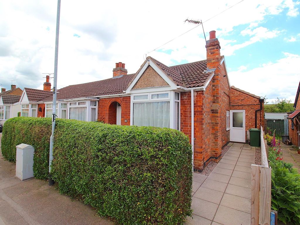2 bed semidetached bungalow for sale in Central Avenue, Syston