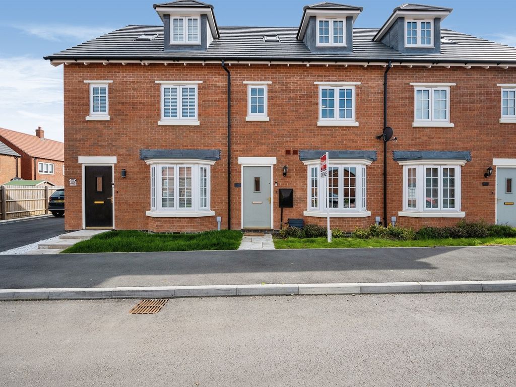 3 bed terraced house for sale in Harvington Crescent, Hanslope, Milton