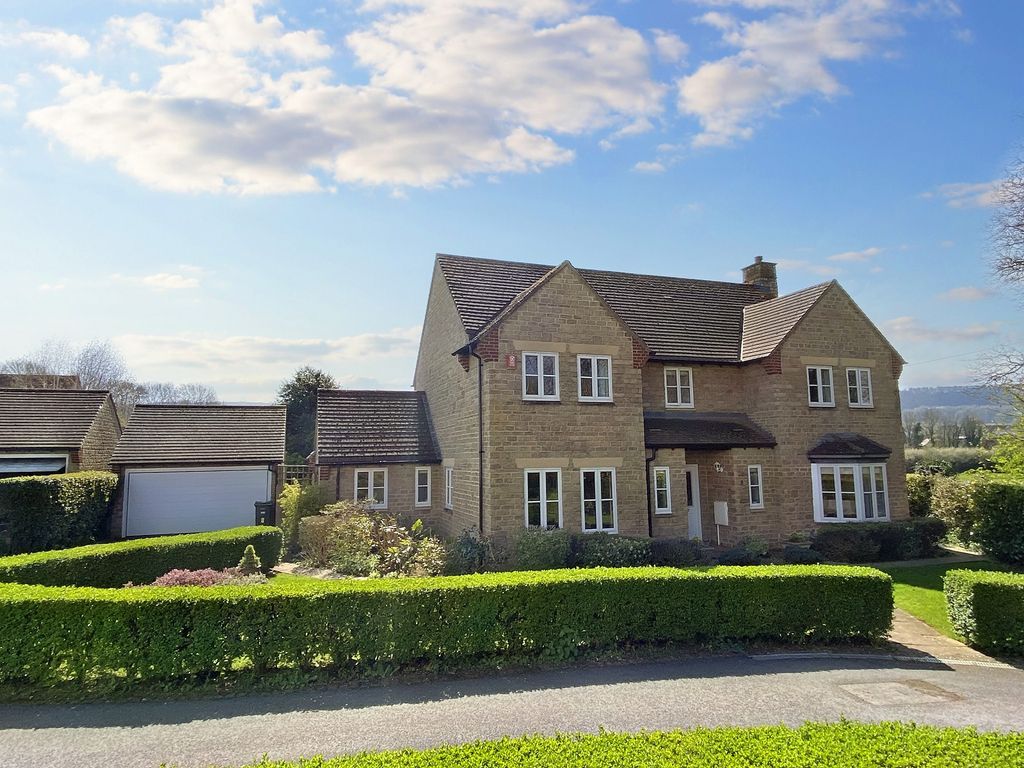 4 bed detached house for sale in Knapps Close, North
